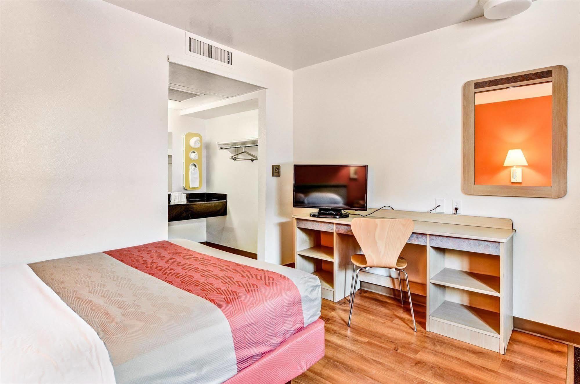 Hotel 6-pittsburgh, Pa - 2*